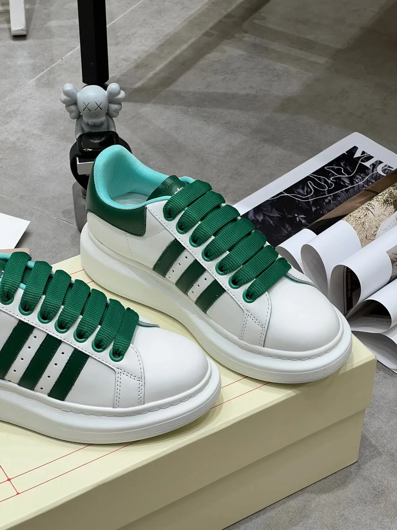 Alexander McQueen বড় সাইজের স্নিকার সাদা সবুজ ট্রিপল স্ট্রाइপ লाइফস্টাইল স্নিকার 6