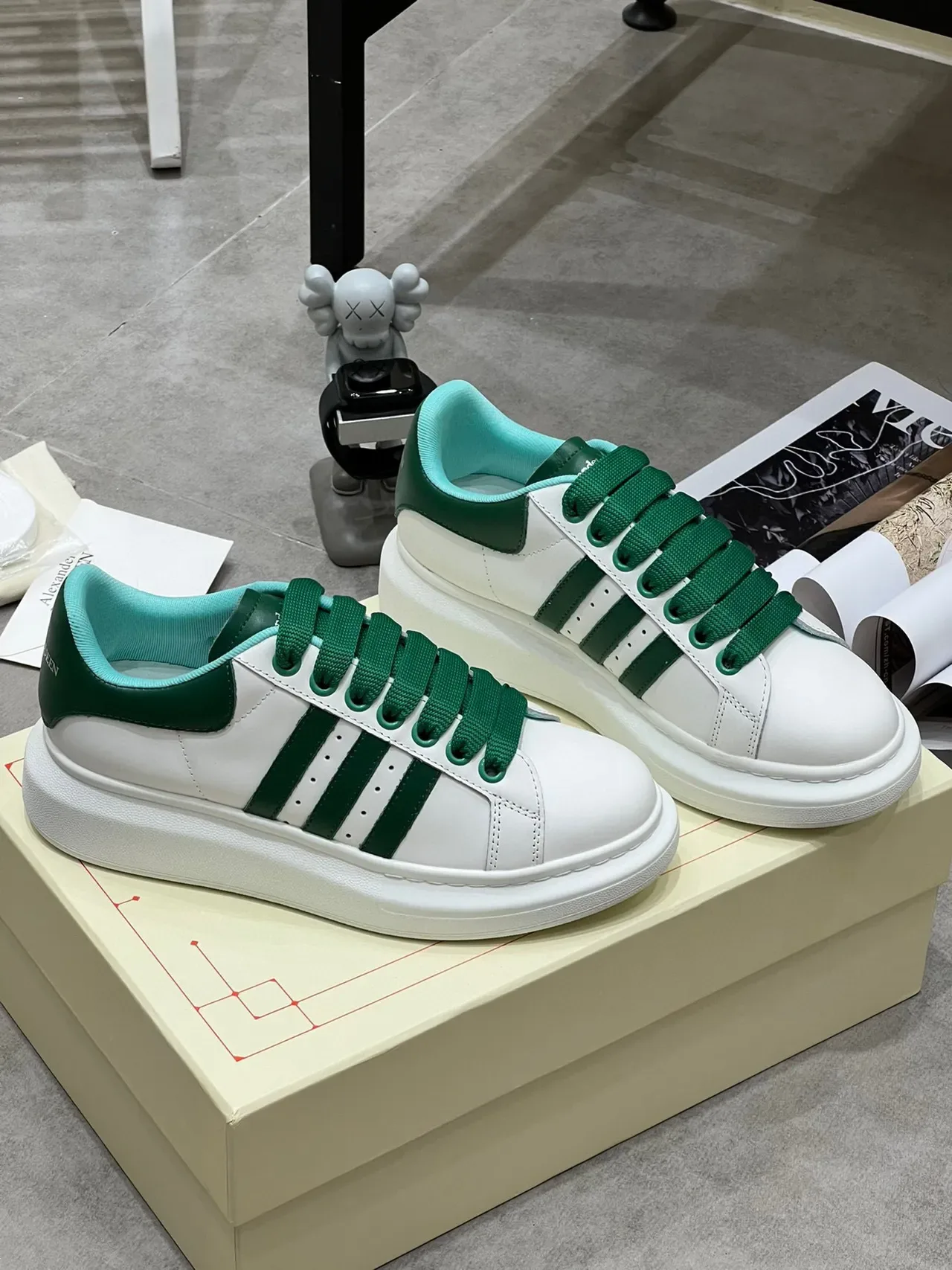 Alexander McQueen বড় সাইজের স্নিকার সাদা সবুজ ট্রিপল স্ট্রाइপ লाइফস্টাইল স্নিকার 7