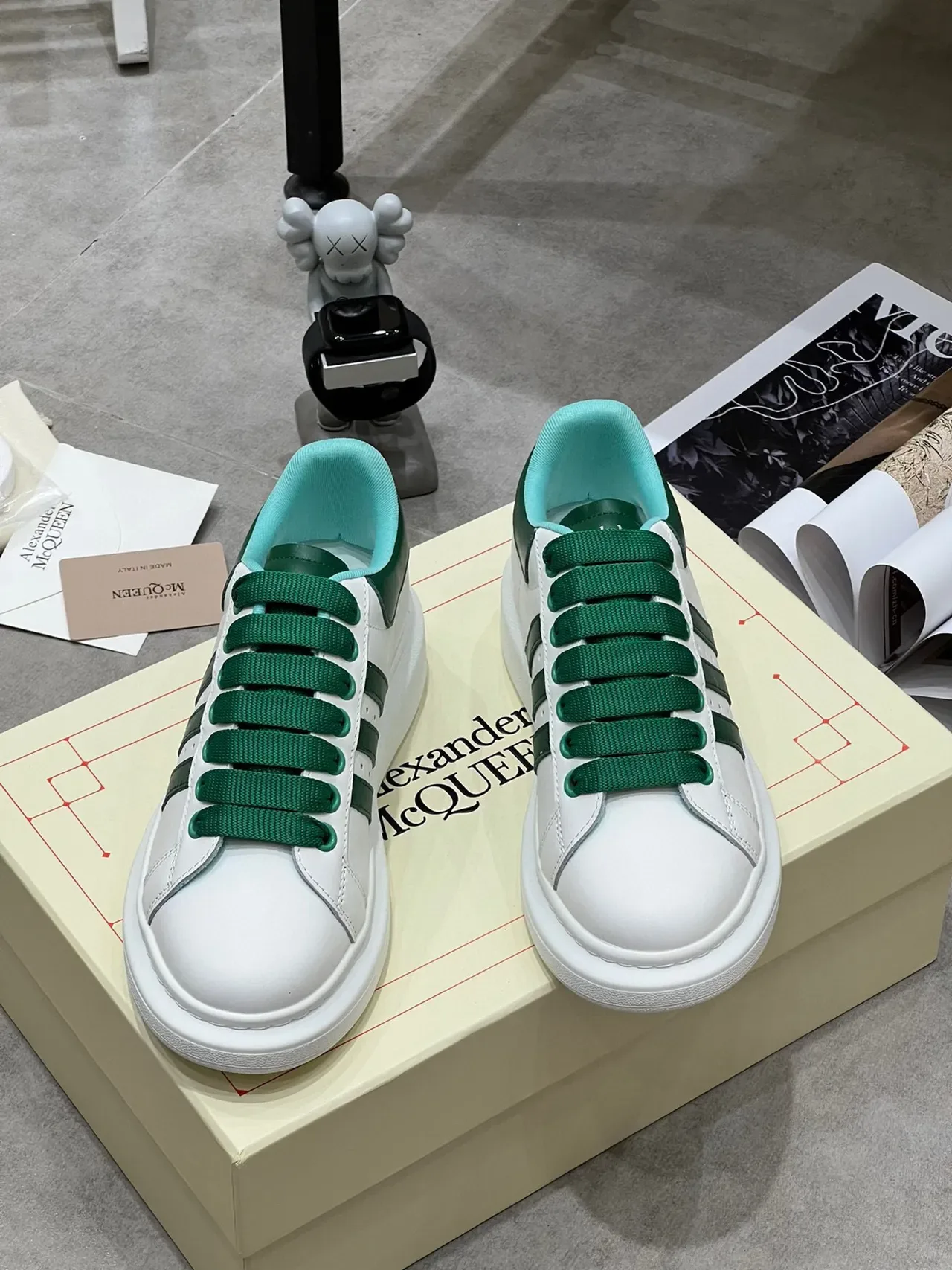 Alexander McQueen বড় সাইজের স্নিকার সাদা সবুজ ট্রিপল স্ট্রाइপ লाइফস্টাইল স্নিকার 8