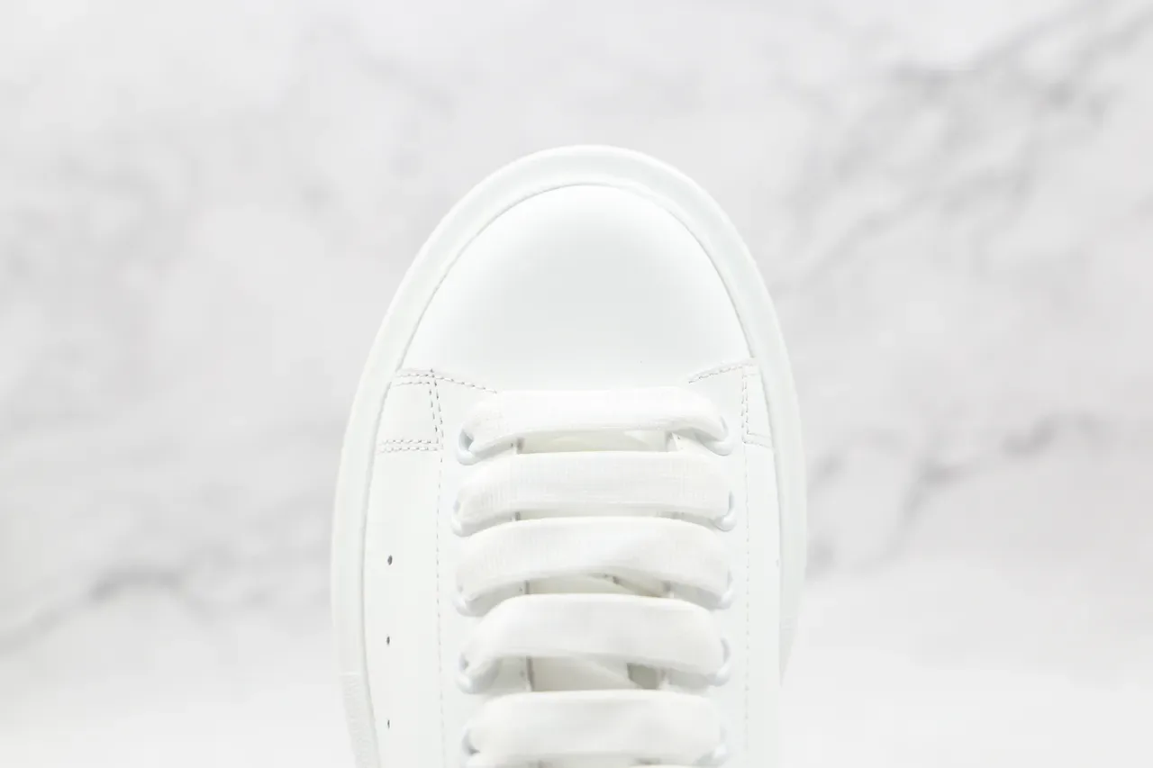Alexander McQueen Sneakers Oversized Blancs Multicolores de Cuir avec Étiquette de Talon Holographique Sneakers Lifestyle 7