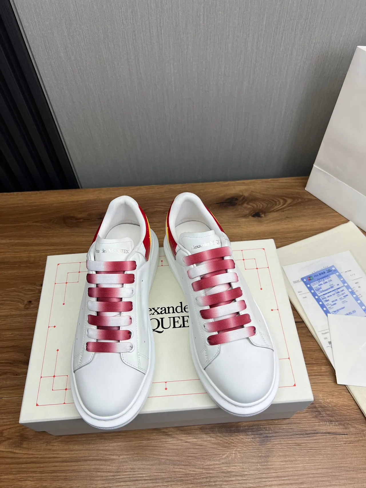 Alexander McQueen Zapatillas lifestyle blancas y rojas con suela de plataforma oversized y cordones de satén degradados 2