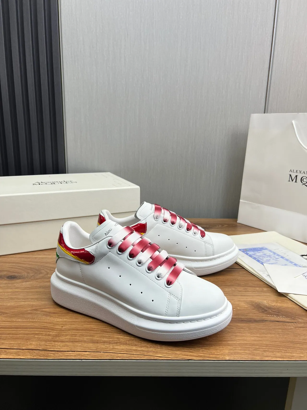 Alexander McQueen Zapatillas lifestyle blancas y rojas con suela de plataforma oversized y cordones de satén degradados 3