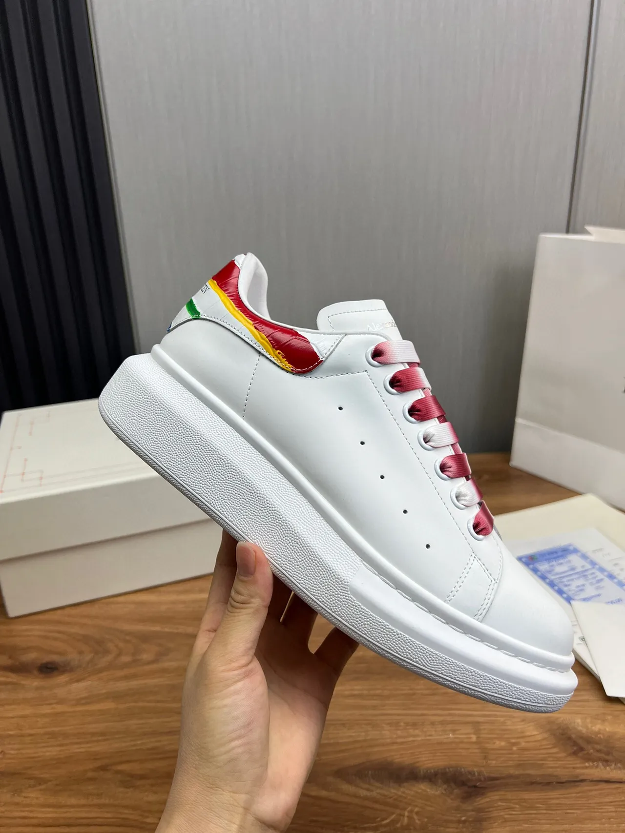 Alexander McQueen Zapatillas lifestyle blancas y rojas con suela de plataforma oversized y cordones de satén degradados 4