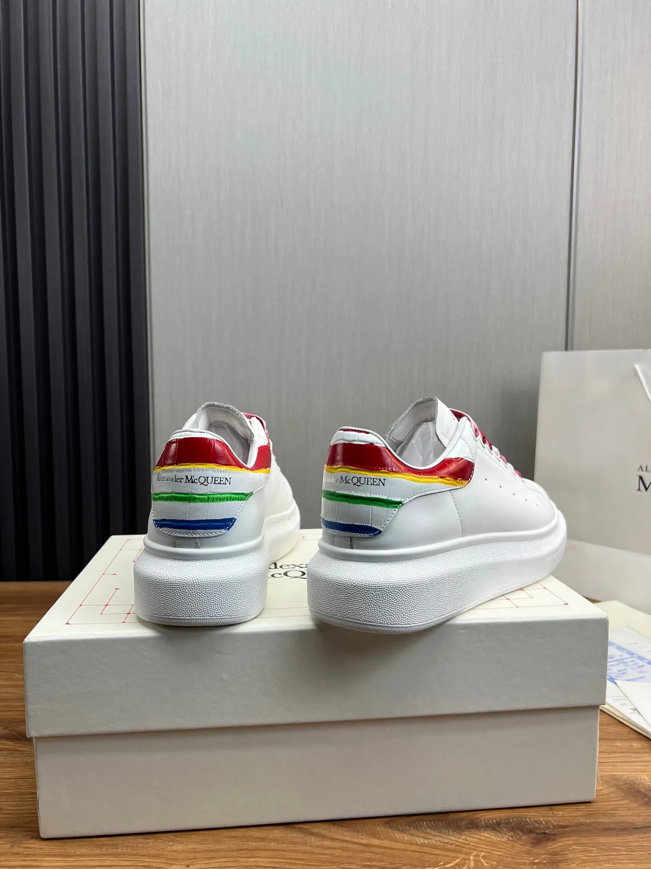 Alexander McQueen Zapatillas lifestyle blancas y rojas con suela de plataforma oversized y cordones de satén degradados 5