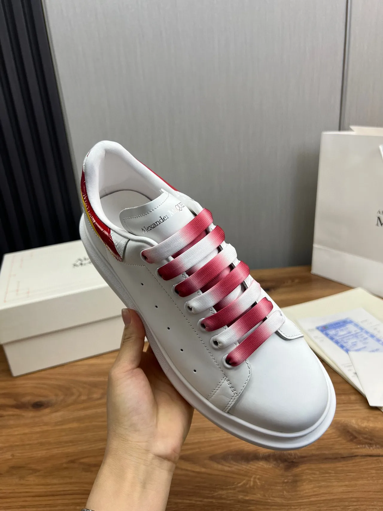 Alexander McQueen Zapatillas lifestyle blancas y rojas con suela de plataforma oversized y cordones de satén degradados 6