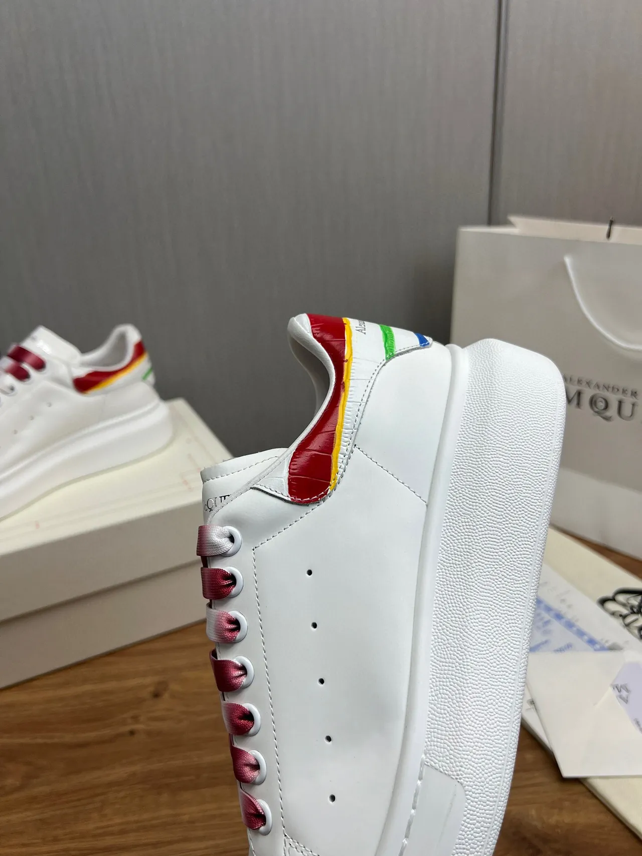 Alexander McQueen Zapatillas lifestyle blancas y rojas con suela de plataforma oversized y cordones de satén degradados 7