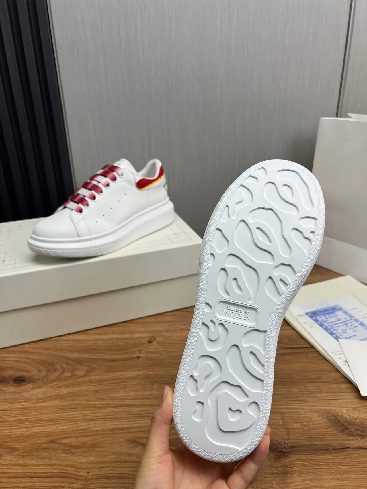 Alexander McQueen Zapatillas lifestyle blancas y rojas con suela de plataforma oversized y cordones de satén degradados 8