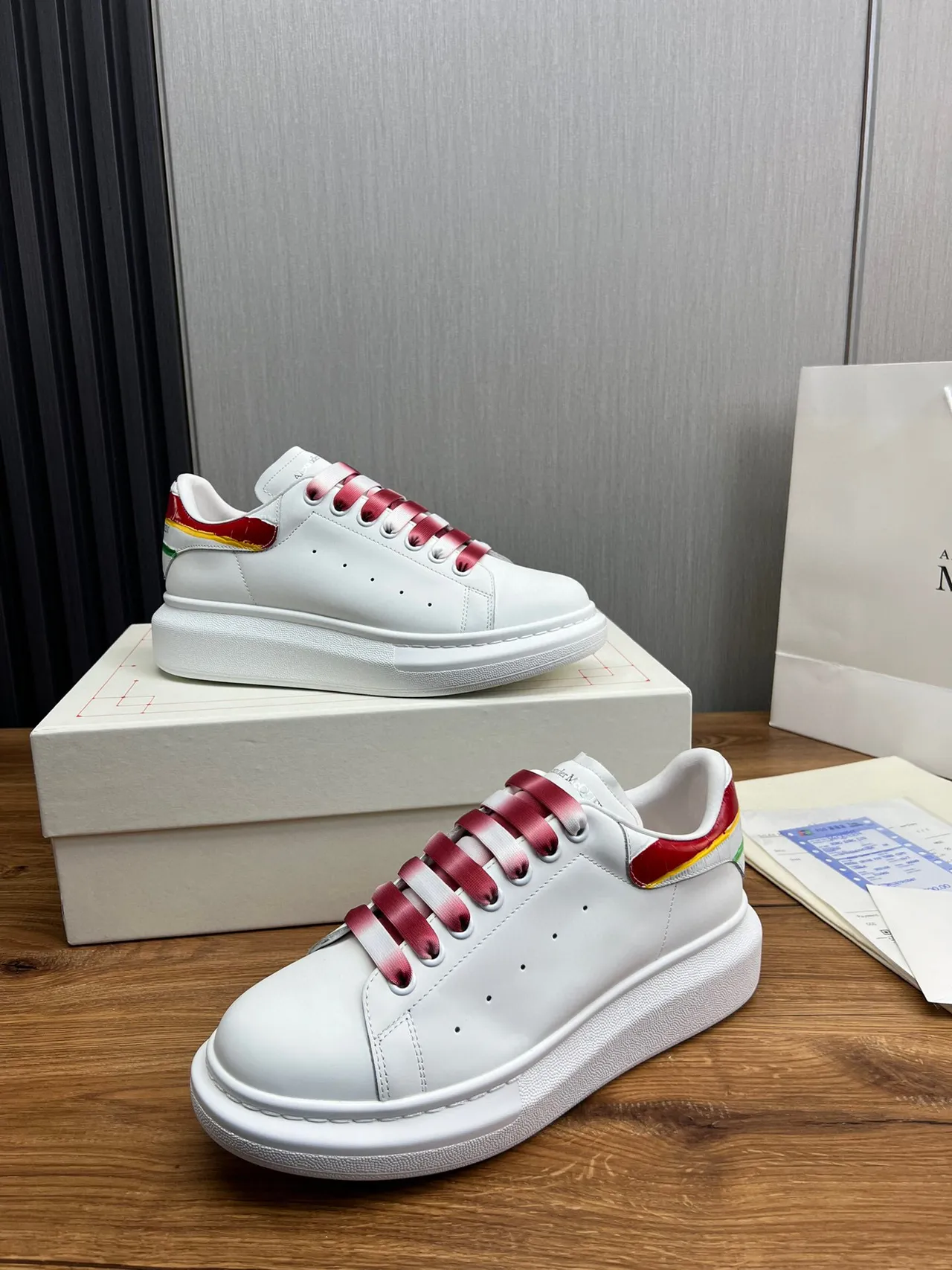 Alexander McQueen Zapatillas lifestyle blancas y rojas con suela de plataforma oversized y cordones de satén degradados 9