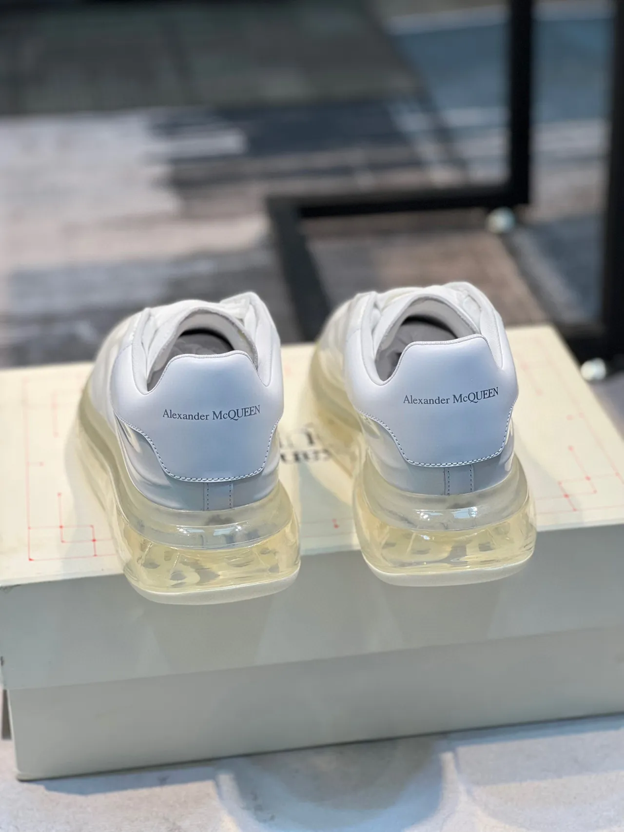 Alexander McQueen 白色透明光泽皮革鞋面雕塑波浪面板生活方式运动鞋 2