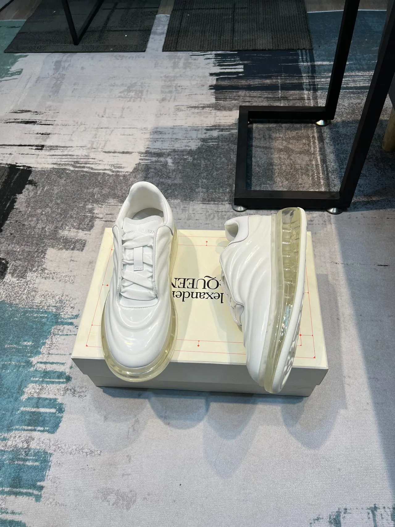 Alexander McQueen 白色透明光泽皮革鞋面雕塑波浪面板生活方式运动鞋 4