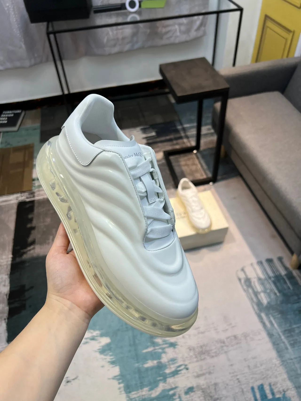 Alexander McQueen 白色透明光泽皮革鞋面雕塑波浪面板生活方式运动鞋 5