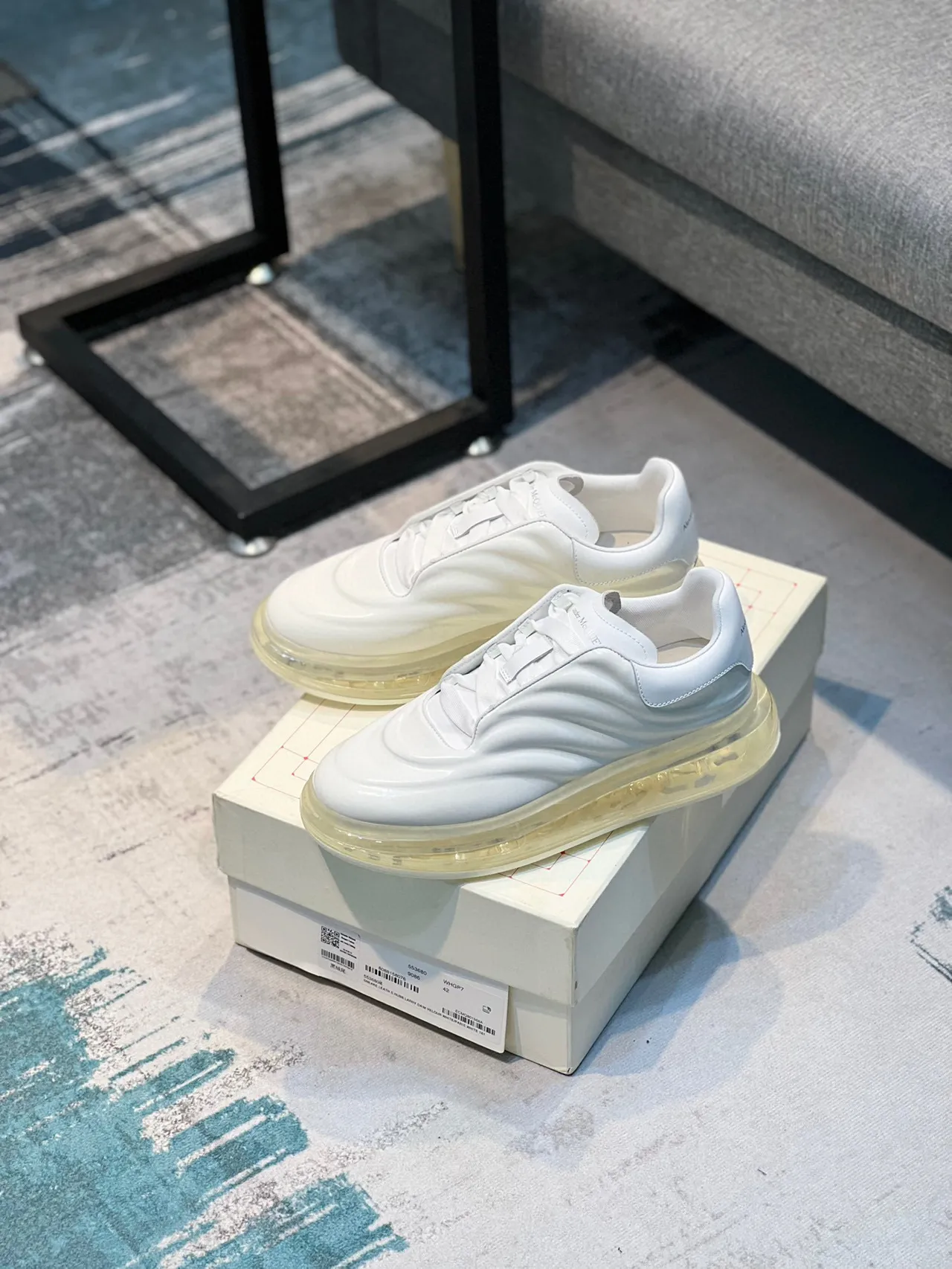 Alexander McQueen 白色透明光泽皮革鞋面雕塑波浪面板生活方式运动鞋 6