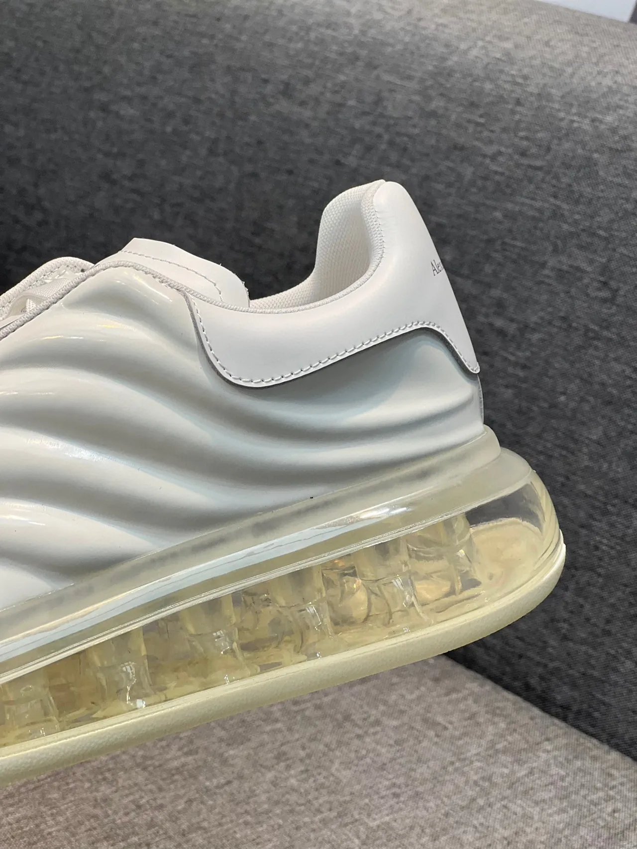 Alexander McQueen 白色透明光泽皮革鞋面雕塑波浪面板生活方式运动鞋 7