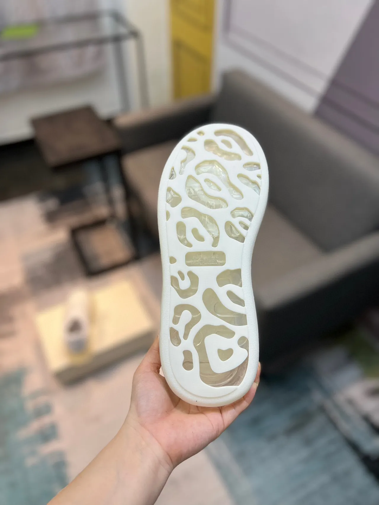 Alexander McQueen 白色透明光泽皮革鞋面雕塑波浪面板生活方式运动鞋 8