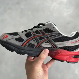 ASICS رمادي وأحمر شبكي واصطناعي تراكب بناء خطوط النمر العلامة التجارية أحذية الجري
