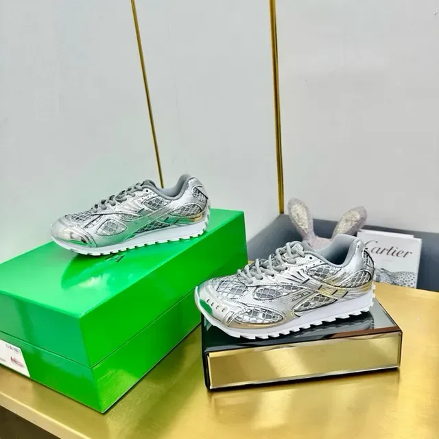 ASICS Plata y oro metálico piel de serpiente superposiciones raya acentuada sneakers lifestyle 2