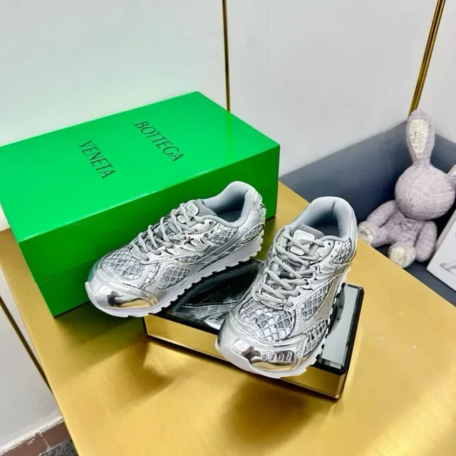 ASICS Plata y oro metálico piel de serpiente superposiciones raya acentuada sneakers lifestyle 3