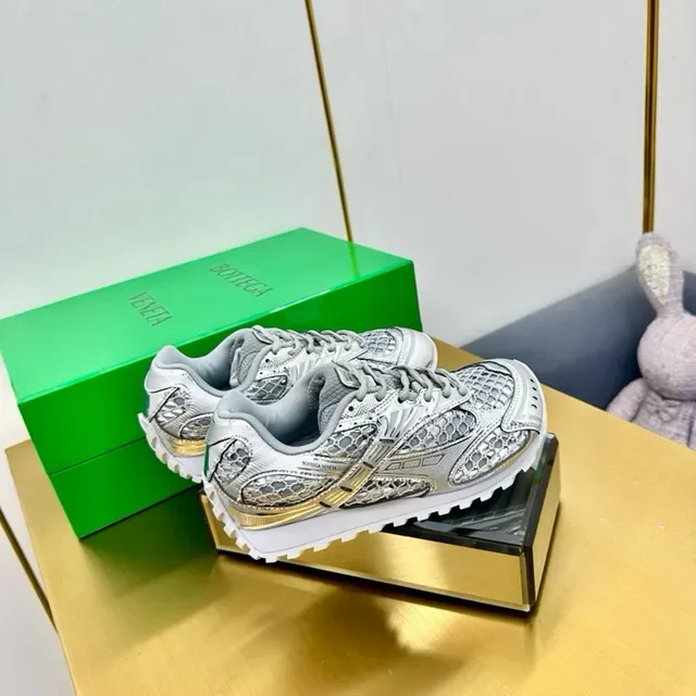 ASICS Plata y oro metálico piel de serpiente superposiciones raya acentuada sneakers lifestyle 4
