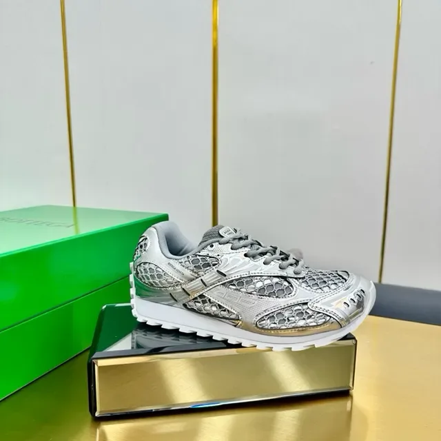 ASICS Plata y oro metálico piel de serpiente superposiciones raya acentuada sneakers lifestyle 5