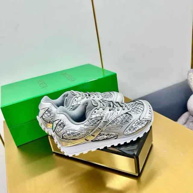ASICS Plata y oro metálico piel de serpiente superposiciones raya acentuada sneakers lifestyle 6