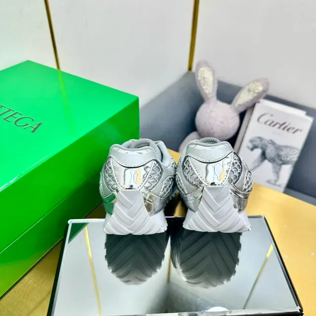 ASICS Plata y oro metálico piel de serpiente superposiciones raya acentuada sneakers lifestyle 7
