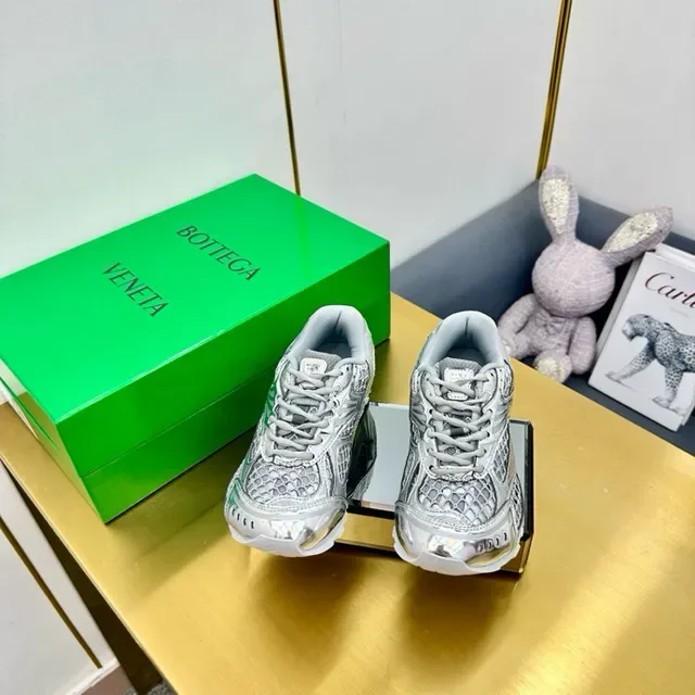 ASICS Plata y oro metálico piel de serpiente superposiciones raya acentuada sneakers lifestyle 8