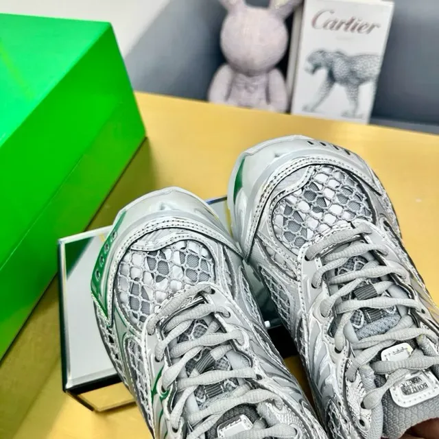ASICS Plata y oro metálico piel de serpiente superposiciones raya acentuada sneakers lifestyle 9