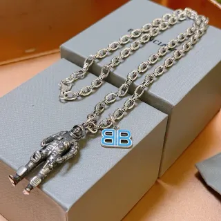 Balenciaga BB رائد الفضاء المينيوم تعليقة قلادة