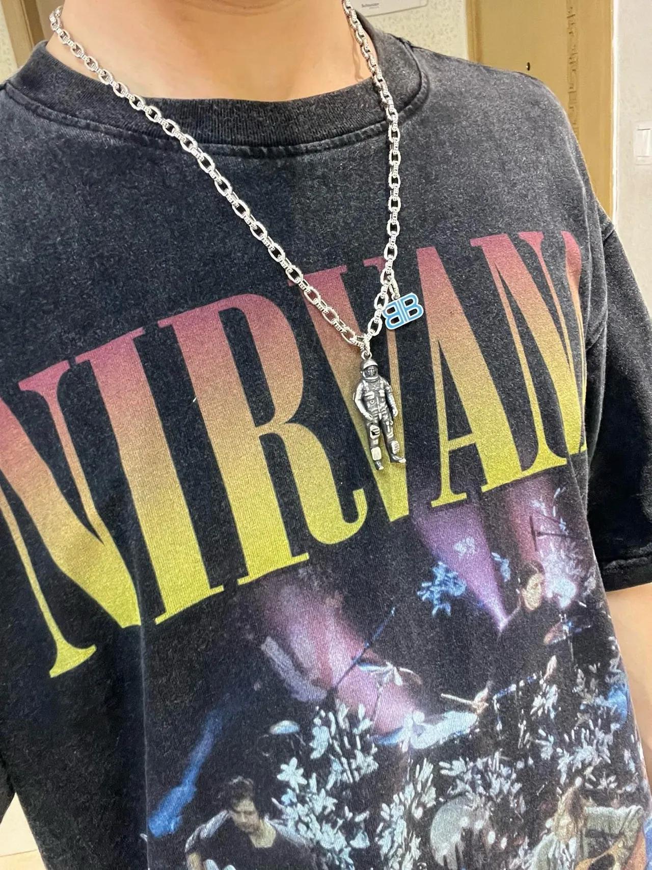 Balenciaga BB Astronauta Émaillé Pendentif Collier 2