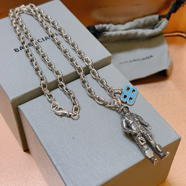 Balenciaga BB Astronauta Émaillé Pendentif Collier 3