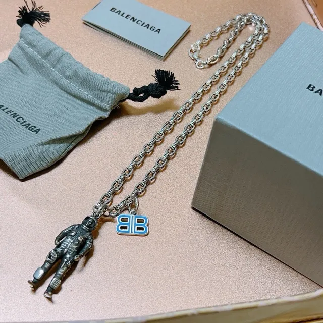 Balenciaga BB Astronauta Émaillé Pendentif Collier 4
