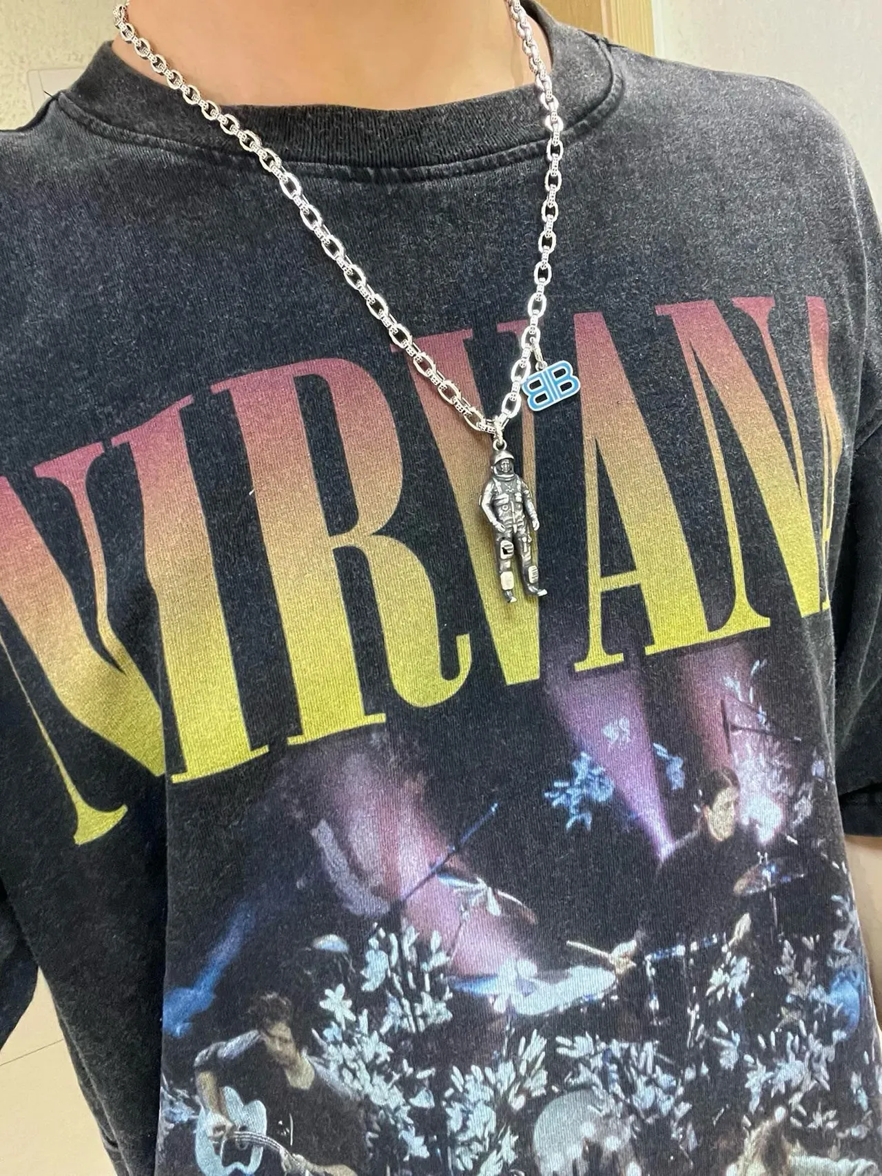 Balenciaga BB Astronauta Émaillé Pendentif Collier 5