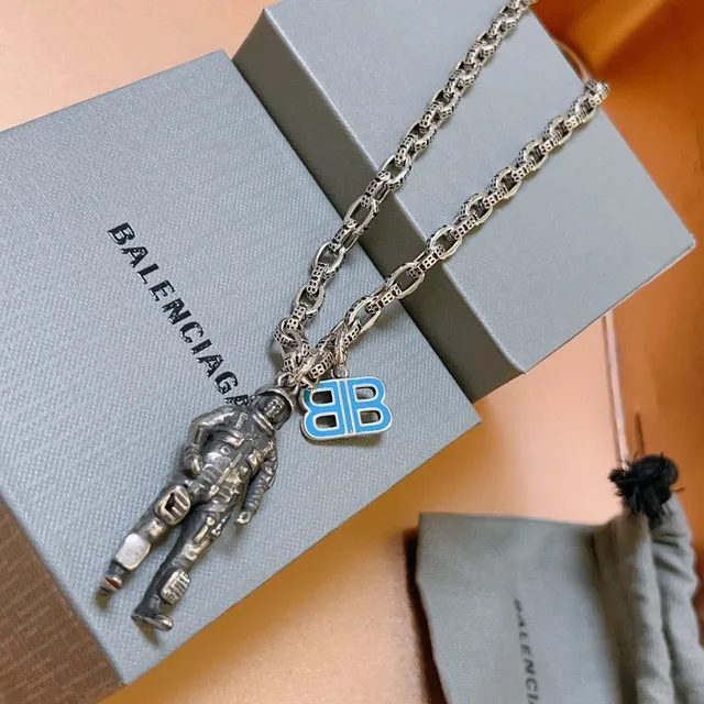 Balenciaga BB Astronauta Émaillé Pendentif Collier 6