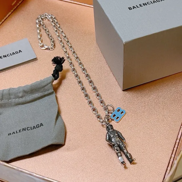 Balenciaga BB Astronauta Émaillé Pendentif Collier 7