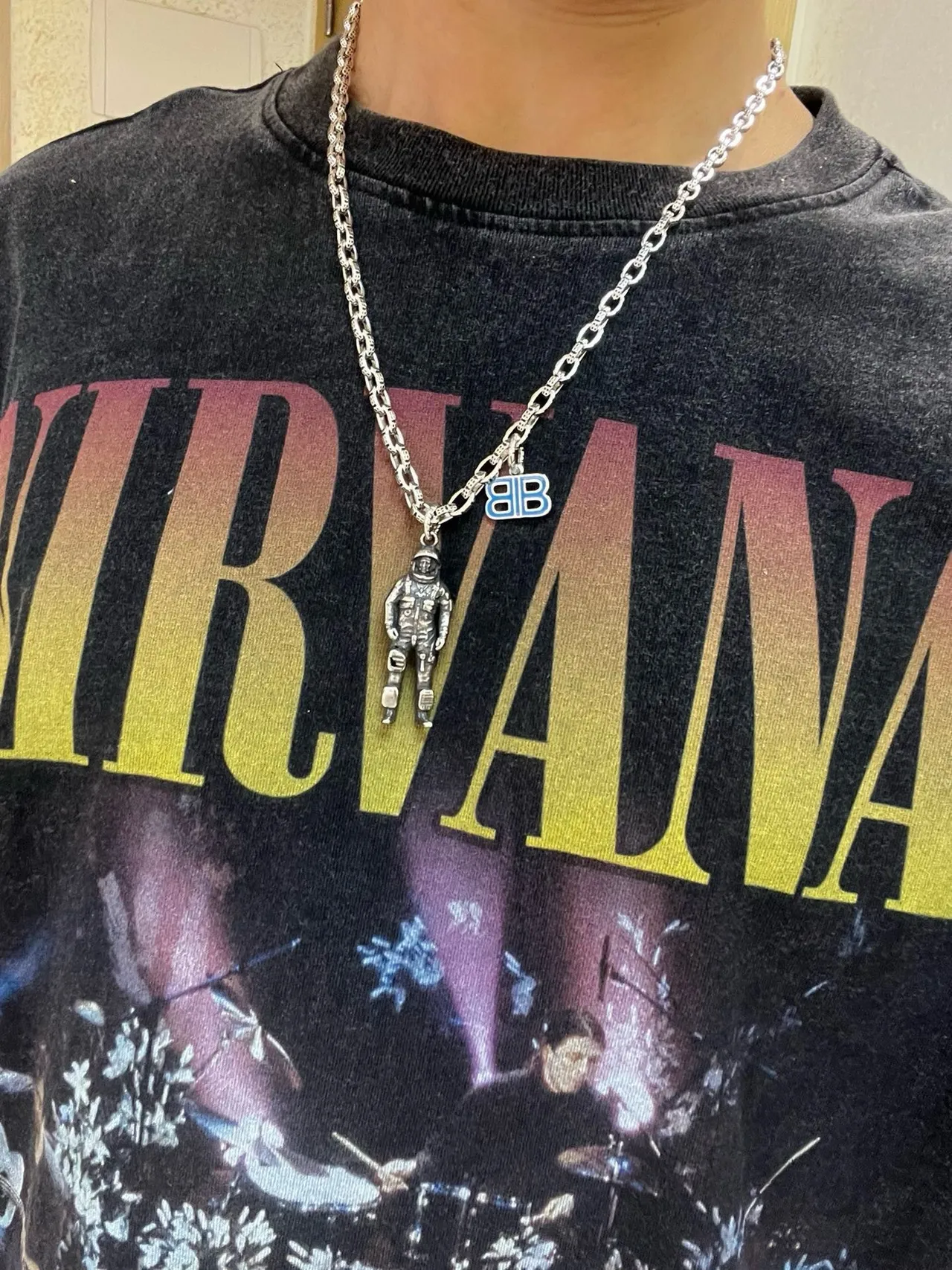 Balenciaga BB Astronauta Émaillé Pendentif Collier 8