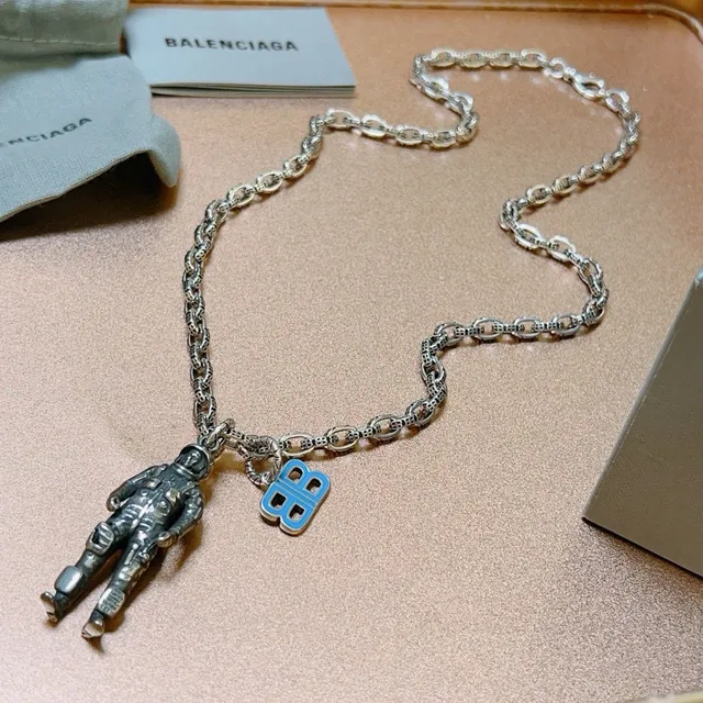 Balenciaga BB Astronauta Émaillé Pendentif Collier 9