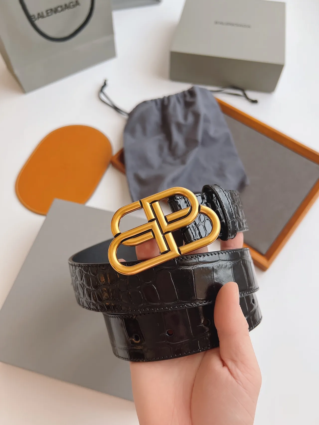 Balenciaga BB Belt أسود ذهبي مصقول منقوش بتصميم التمساح حزام جلد 2