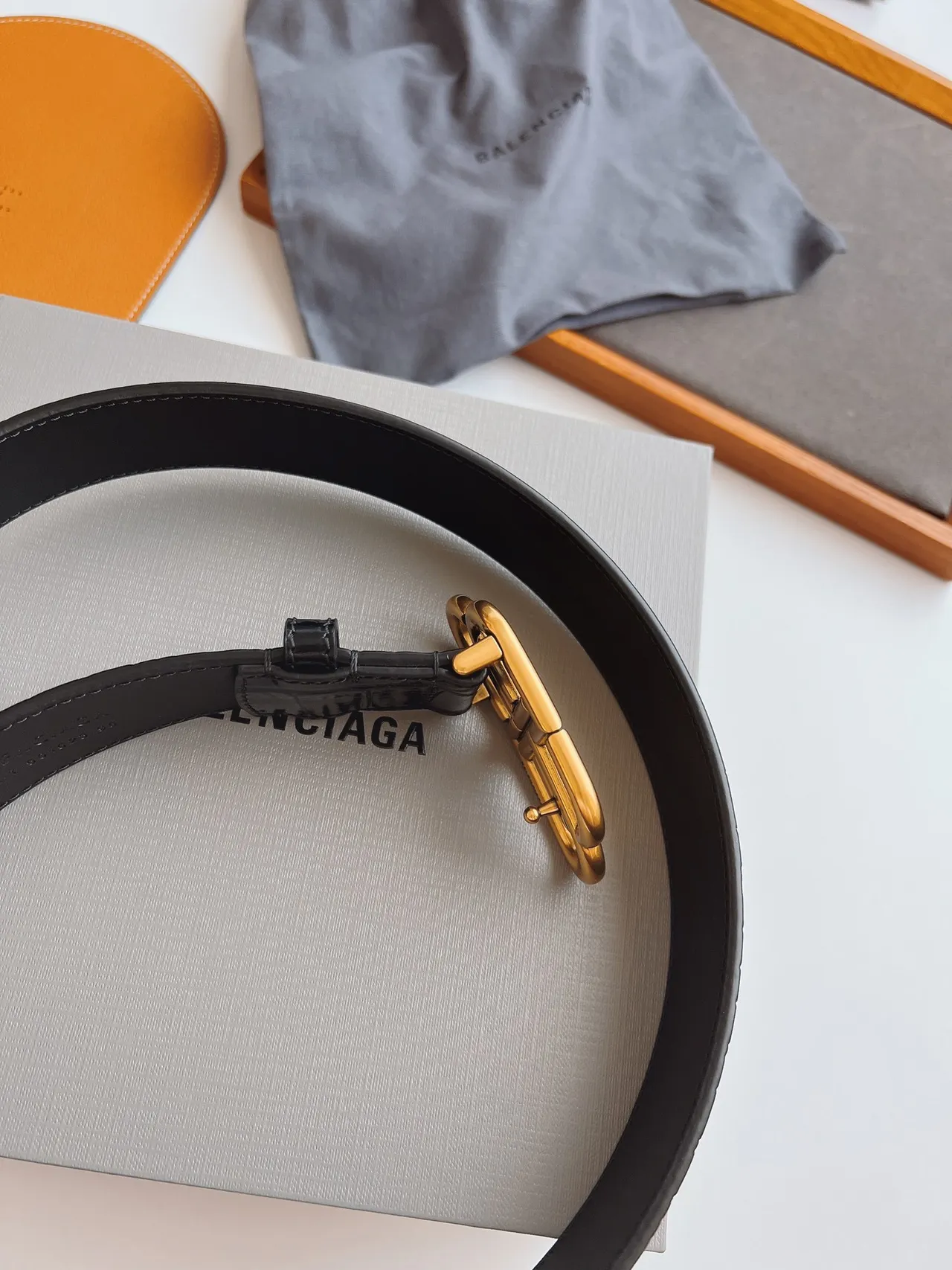 Balenciaga BB Belt أسود ذهبي مصقول منقوش بتصميم التمساح حزام جلد 3