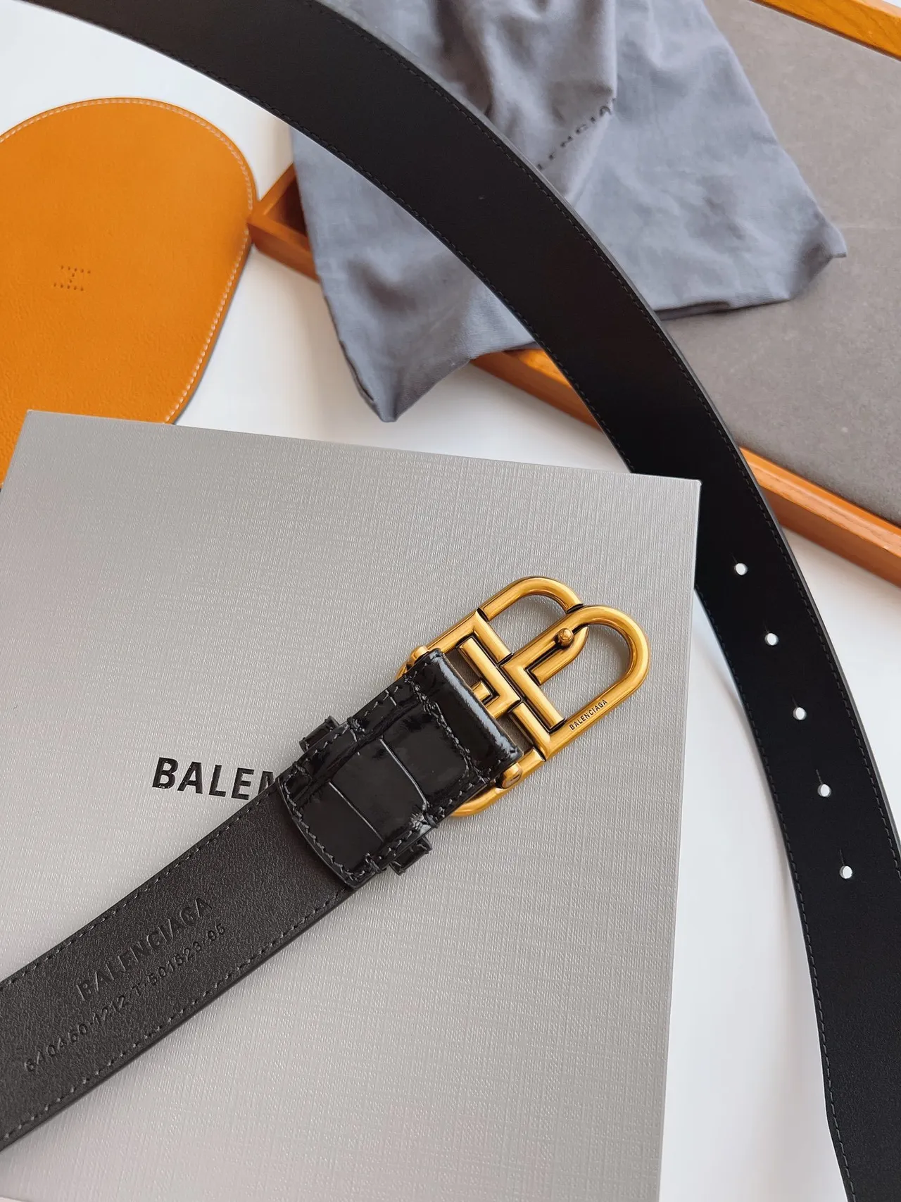 Balenciaga BB Belt أسود ذهبي مصقول منقوش بتصميم التمساح حزام جلد 4