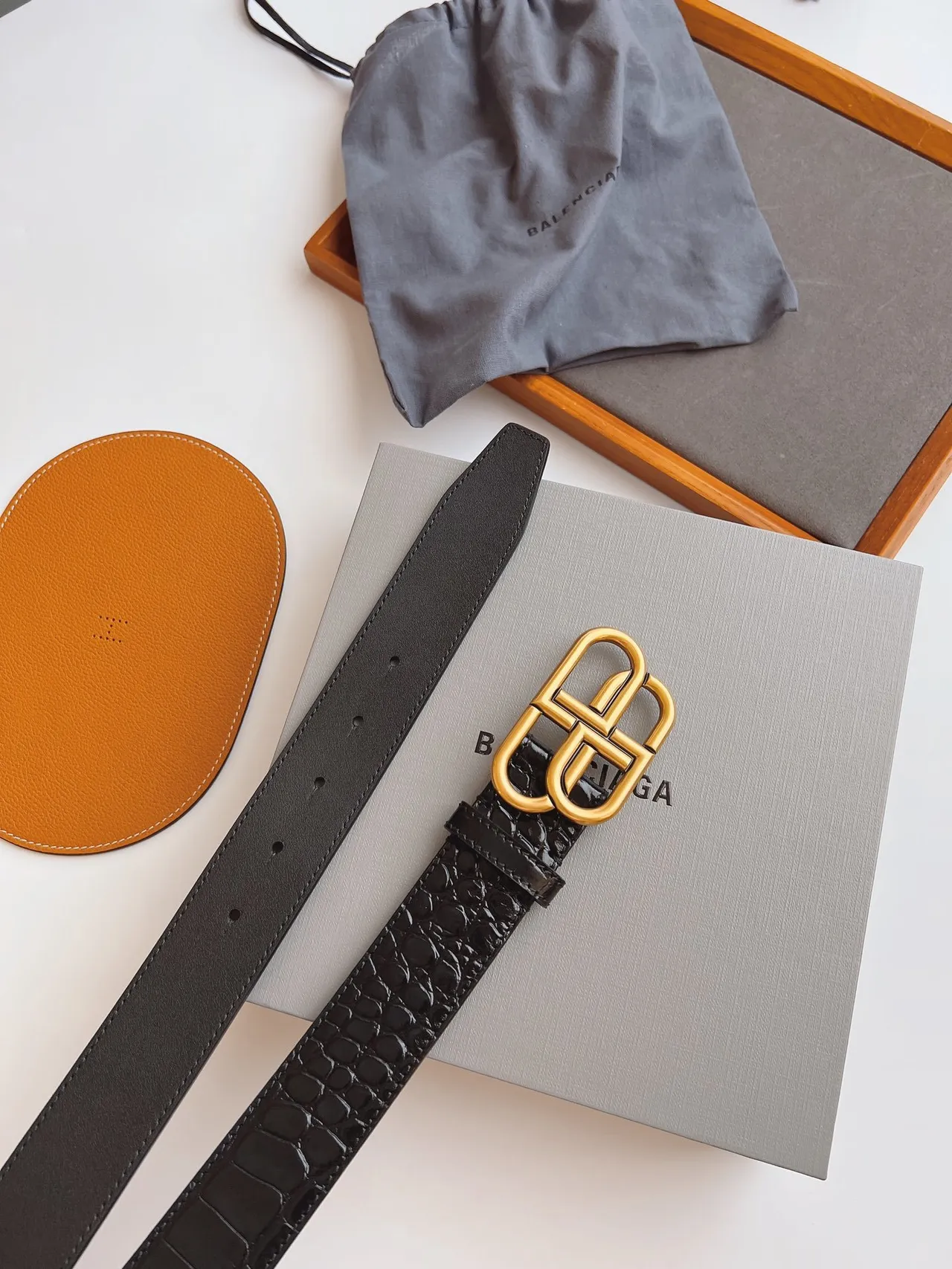 Balenciaga BB Belt أسود ذهبي مصقول منقوش بتصميم التمساح حزام جلد 5