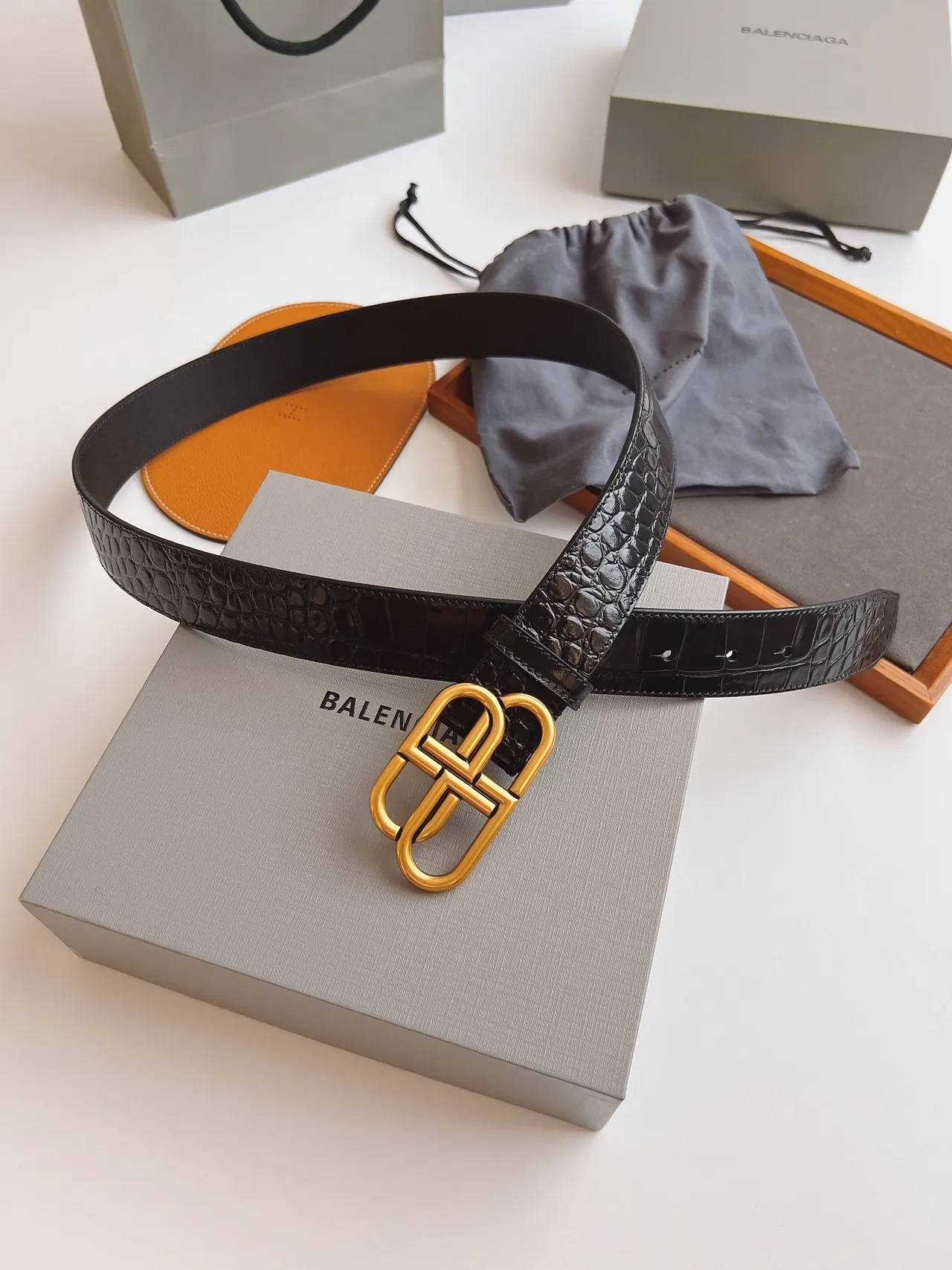 Balenciaga BB Belt أسود ذهبي مصقول منقوش بتصميم التمساح حزام جلد 6