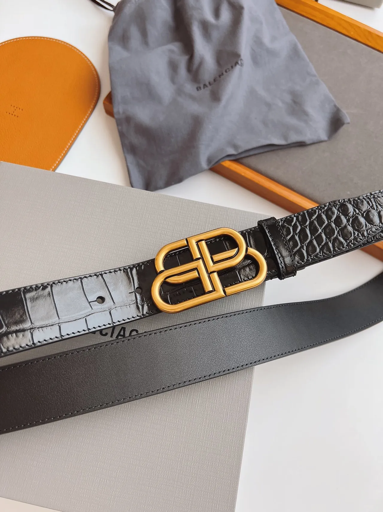 Balenciaga BB Belt أسود ذهبي مصقول منقوش بتصميم التمساح حزام جلد 7