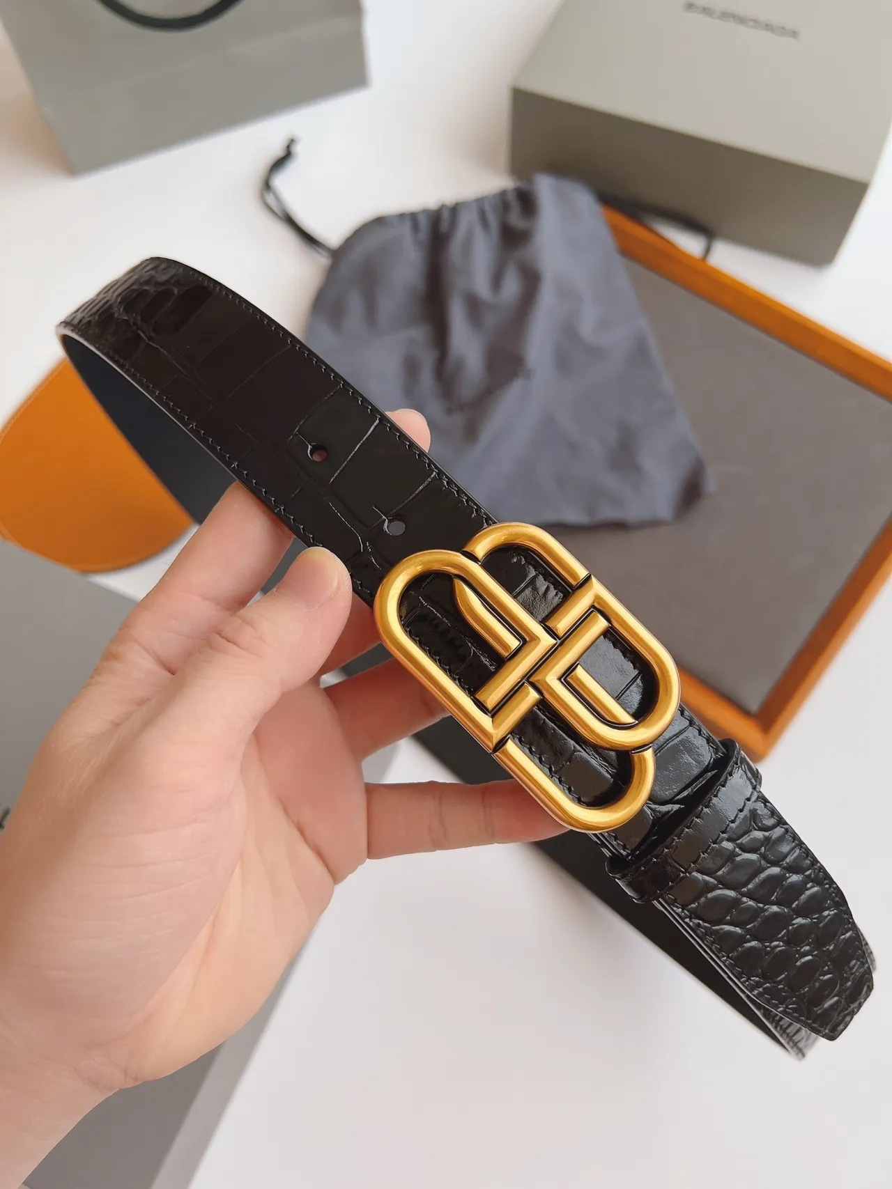 Balenciaga BB Belt أسود ذهبي مصقول منقوش بتصميم التمساح حزام جلد 8