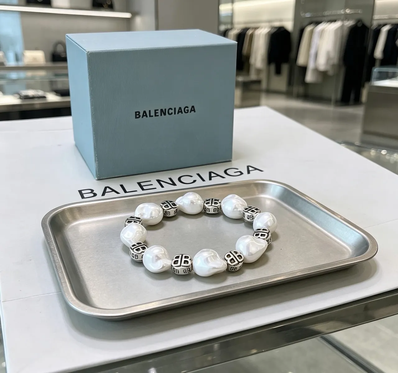 Balenciaga BB Logo Pulseira Branca Prateada Barroca Pérolas 2