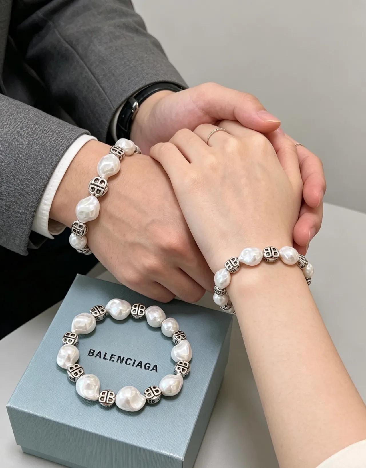 Balenciaga BB Logo Pulseira Branca Prateada Barroca Pérolas 3