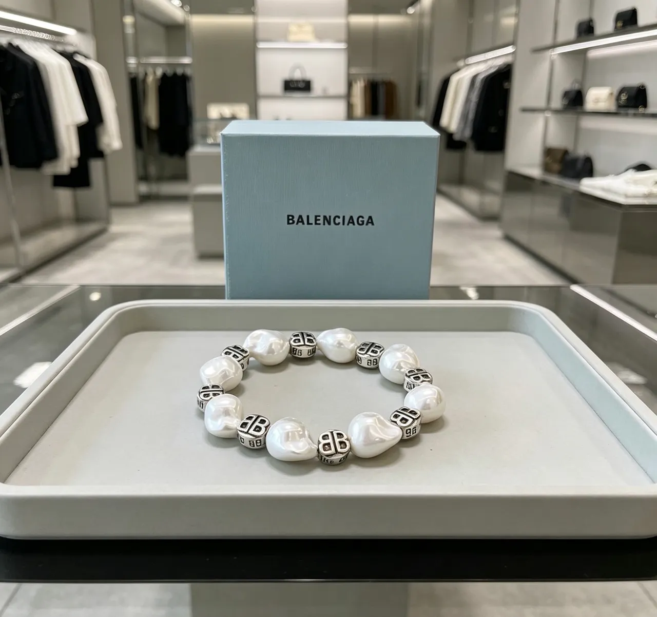 Balenciaga BB Logo Pulseira Branca Prateada Barroca Pérolas 4