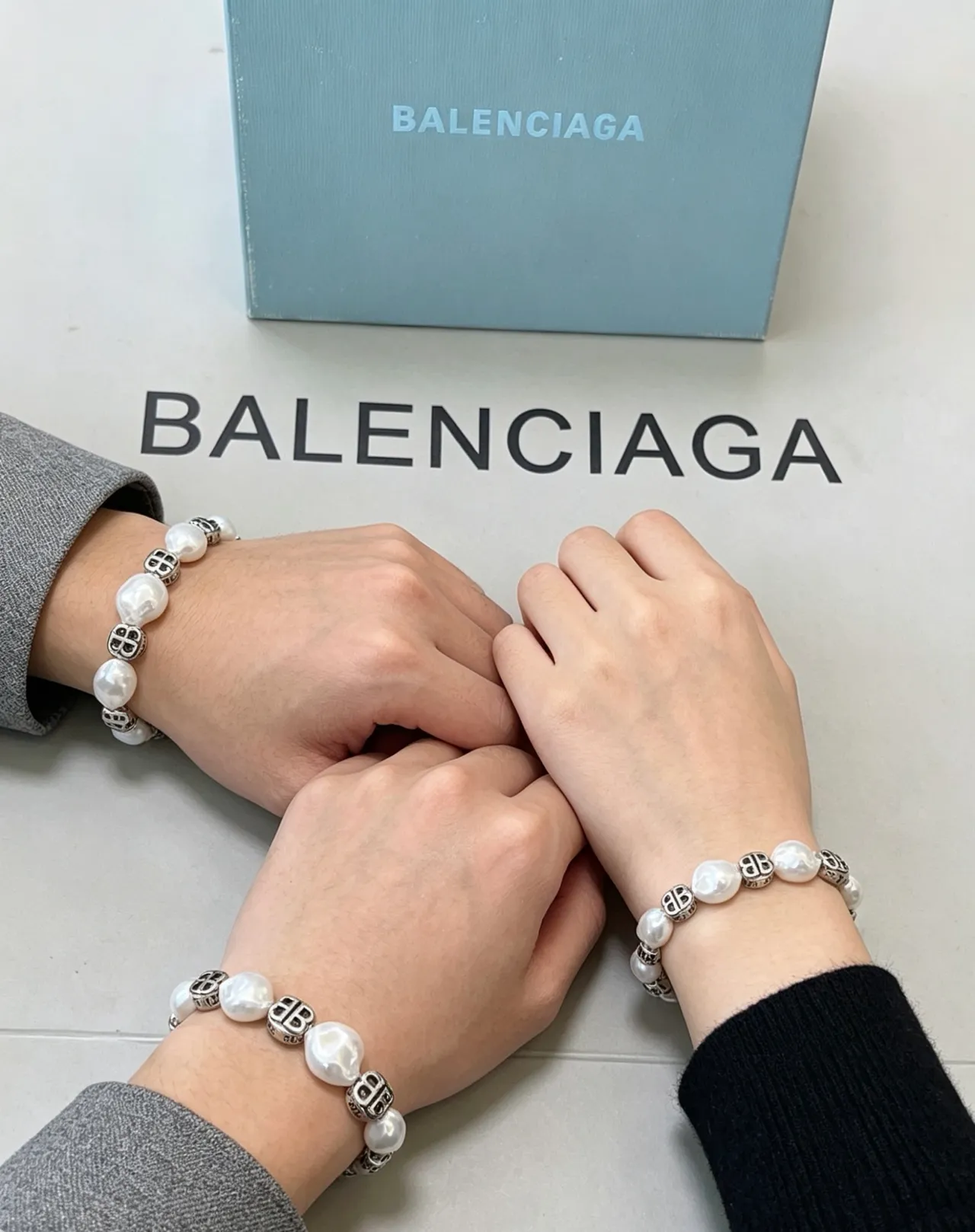 Balenciaga BB Logo Pulseira Branca Prateada Barroca Pérolas 5