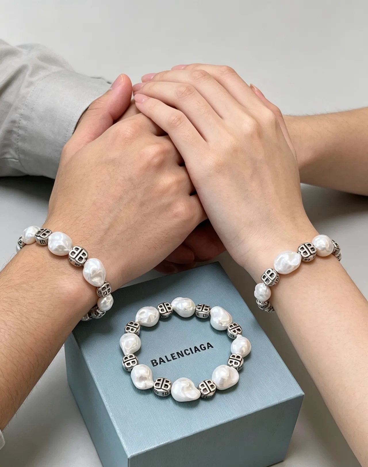 Balenciaga BB Logo Pulseira Branca Prateada Barroca Pérolas 8