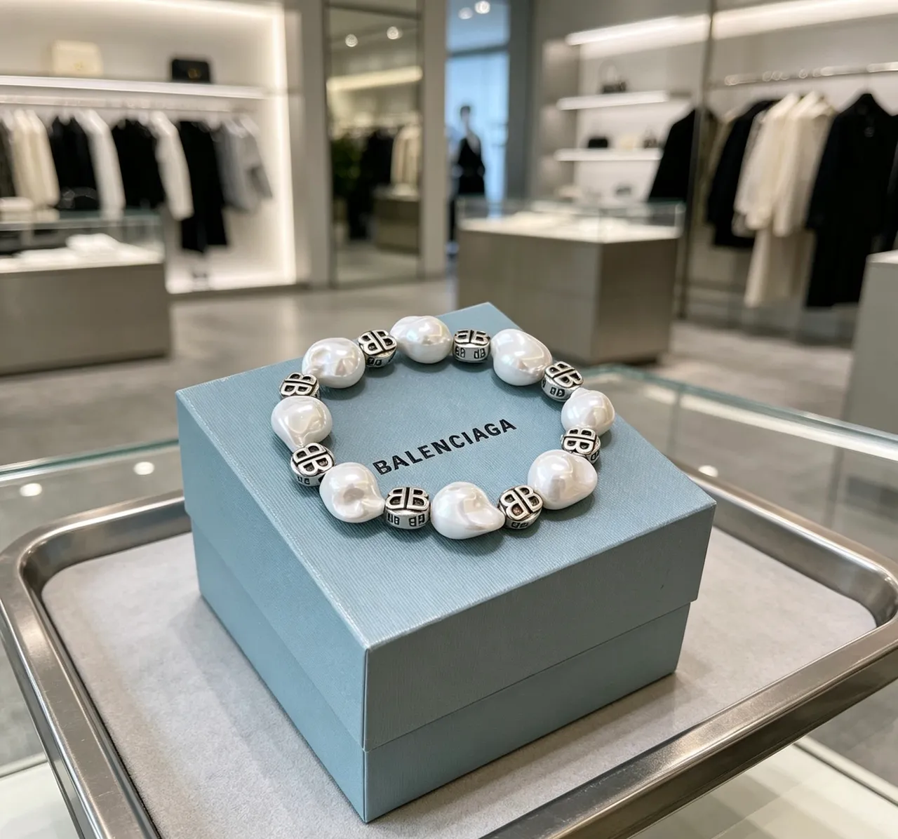 Balenciaga BB Logo Pulseira Branca Prateada Barroca Pérolas 9