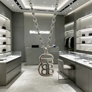 Balenciaga BB Logo سلاسل سميكة فضية مع قلادة متشابكة